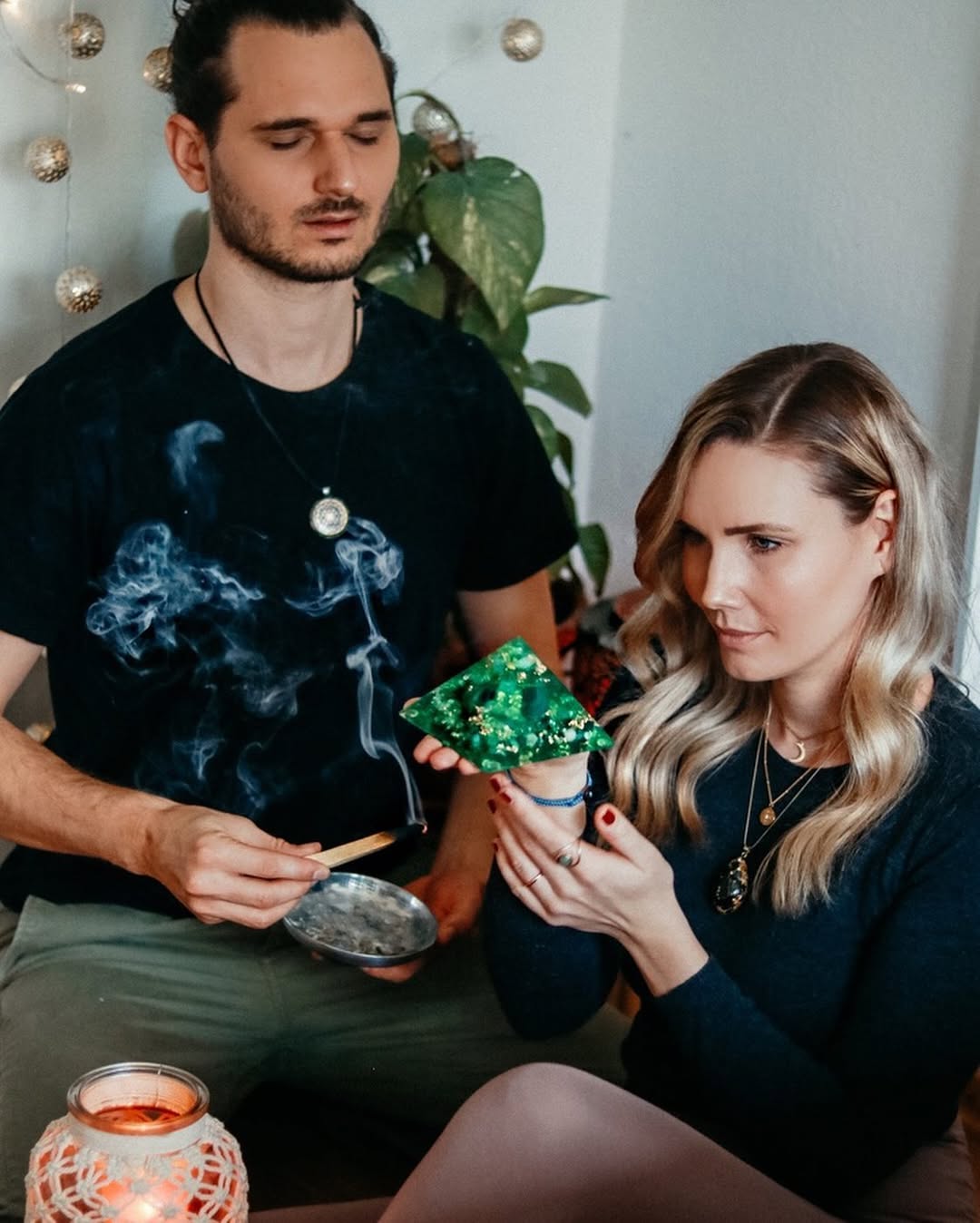 Paar mit Pranakristall Pyramide bei Räucherritual