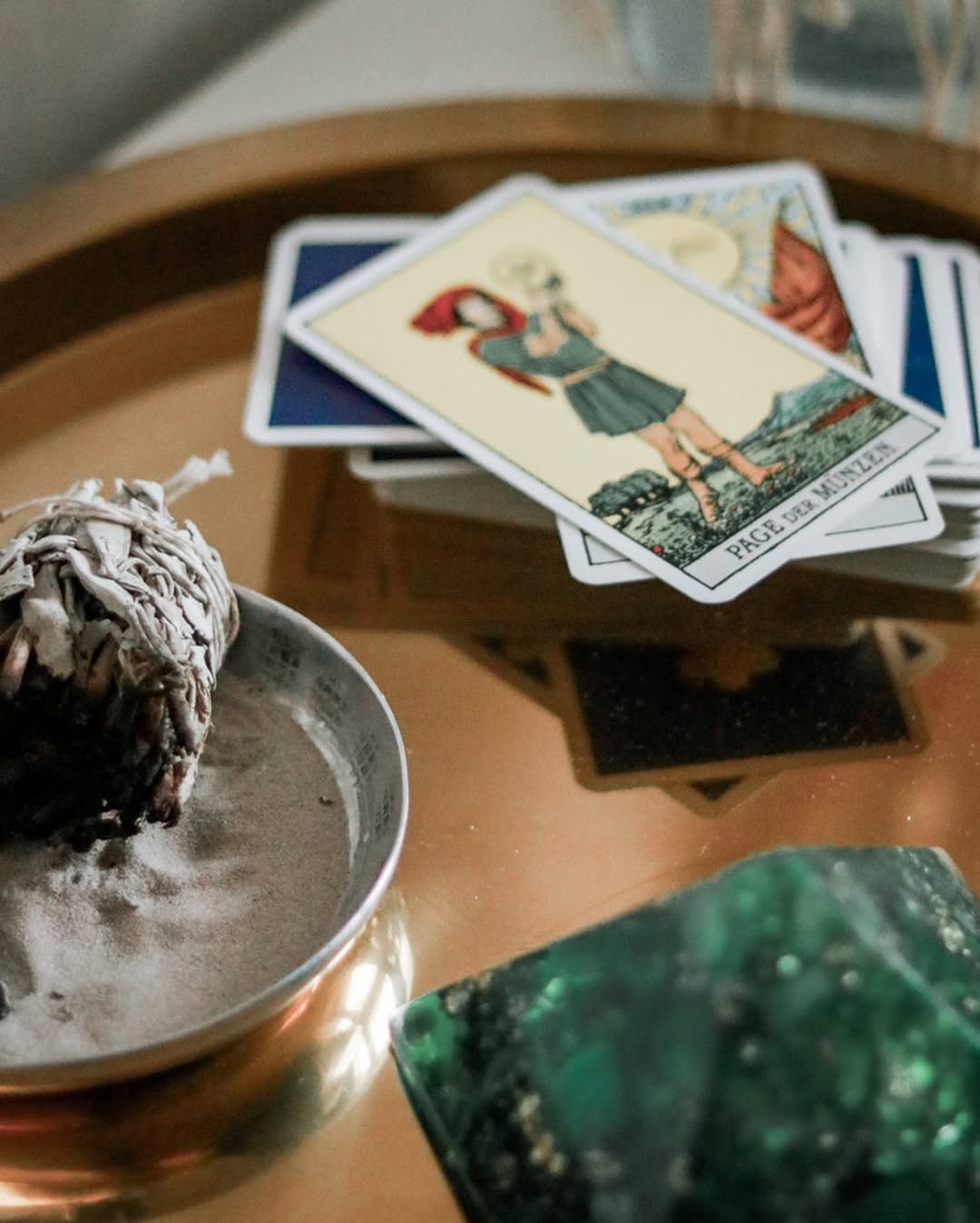 Spirituelle Utensilien mit Edelsteinen und Tarotkarten