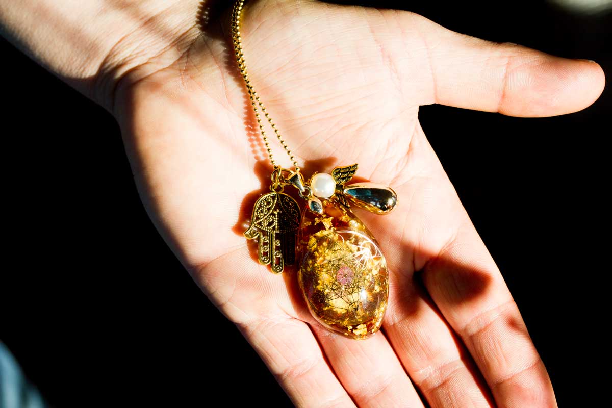 Pranatropfen in der Hand während einer Meditation