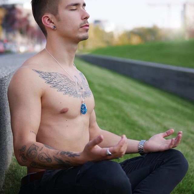 Model trägt Pranatropfen Schmuck