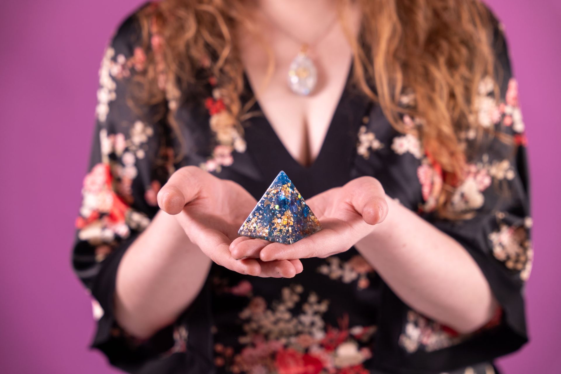 Pranakristall® Mini – kompakte Orgonit-Pyramide für unterwegs